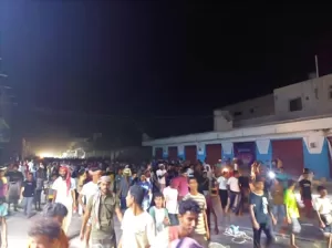 اخبار المناطق – احتجاج حاشد في غيل باوزير تعبيرًا عن الاستياء من تردي الخدمات وانقطاع التيار الكهربائي