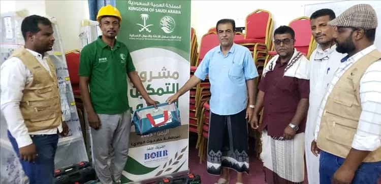 مدير عام مديرية القطن يدشن الحقائب المهنة للشباب المتدربين في مشروع تمكين المهني لتحسين سبل العيش في اليمن ( حضرموت الوادي والصحراء )
