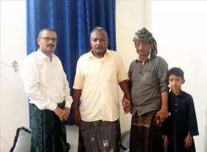 اخبار المناطق – المستشار الكاف والشخصية الاجتماعية السنةري يزوران شاعر الدان الحضر للاطمئنان عليه