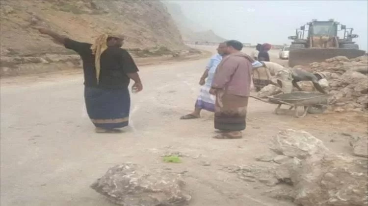 المهرة تسرّع وتيرة تأهيل طريق الغيضة – حوف – صرفيت استعدادًا لموسم الخريف السياحي