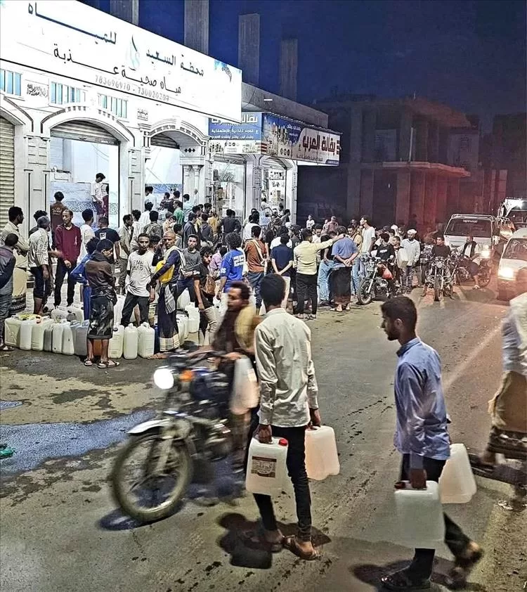 تفاقم أزمة مياه الشرب في تعز وسط طوابير طويلة ومعاناة متصاعدة