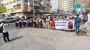 اخبار المناطق – تظاهرة تأييد في المكلا لدعوة الإفراج عن الصحفي مزاحم باجابر