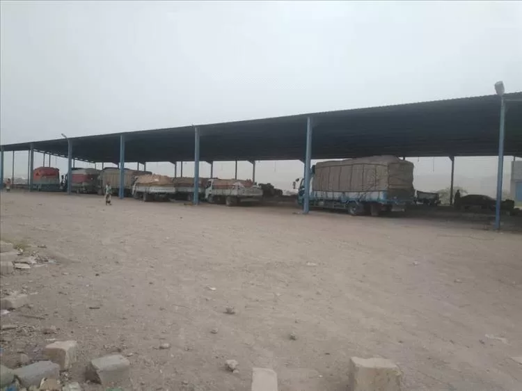 احتجاز شاحنات محمّلة بالخضروات بسبب الاحتجاجات المتصاعدة في حضرموت