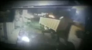 اخبار المناطق – حادث مؤسف في الحديدة.. مواطن يضع حداً لحياته تحت عجلات شاحنة