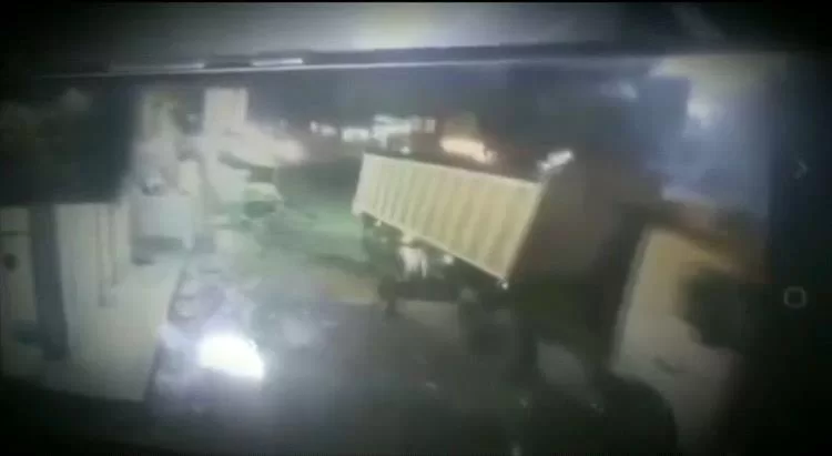 حادثة مؤلمة في الحديدة.. مواطن ينهي حياته تحت عجلات شاحنة