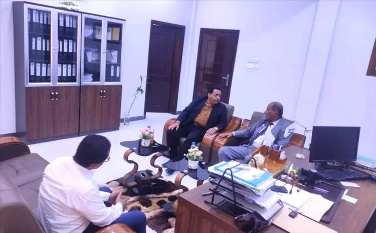 رئيس مجلس إدارة الصندوق الخيري للطلاب المتفوقين يلتقي برئيس جامعة سيئون في