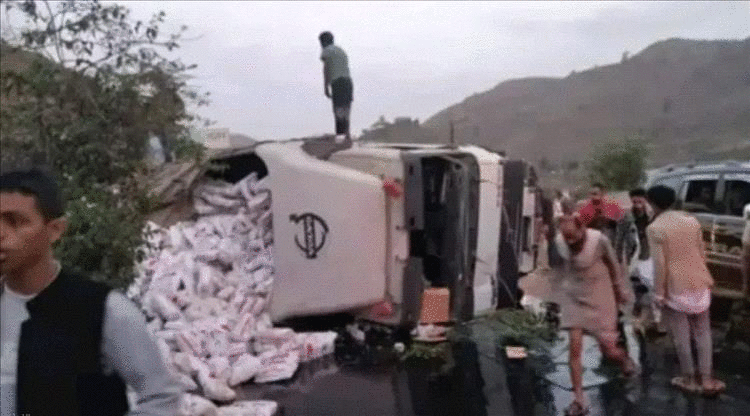 نجاة سائق شاحنة بأعجوبة من حادث انقلاب مروع في إب