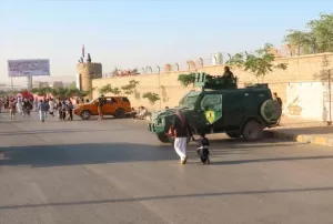 اخبار المناطق – قوات الاستقرار في مأرب تعتقل شخصًا مطلوبًا للنيابة الجزائية بتهم المخدرات وخيانة الأمانة.