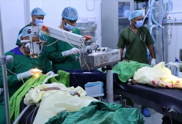 مخيم حول العيون المجاني في المخا ينجز 220 عملية جراحية خلال الاسبوع الأول من انطلاقه