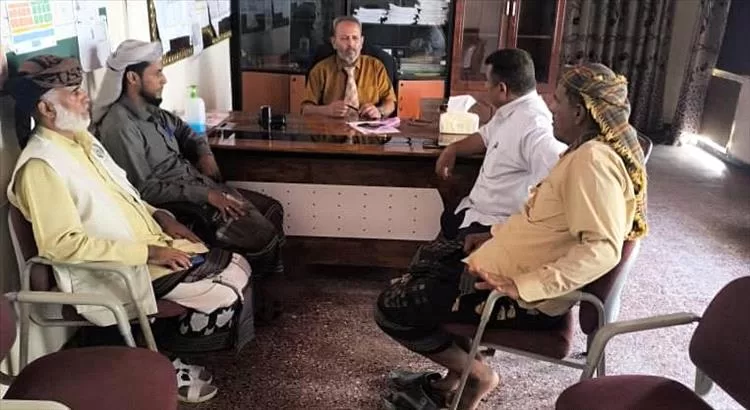 مدير صحة أبين يناقش مع جمعية الحكمة دعم الجوانب الصحية