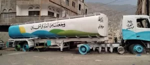 اخبار المناطق – من رماد المواجهة ينطلق الأمل.. شباب تعز يبدلون قاطرة محترقة إلى مصدر ماء غني.