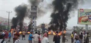 اخبار المناطق – وفاة متظاهر نتيجة رصاص الاستقرار يثير احتجاجات جديدة في تريم وارتفاع وتيرة المظاهرات.