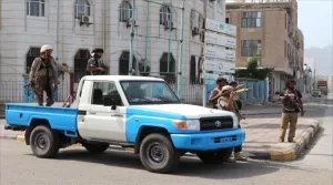 اخبار عدن – arrested suspect detonates bomb in the street and another shoots at police due to a dispute over
