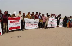 اخبار عدن – أسر الشهداء ومالكو الأراضي يتظاهرون في غرب بير أحمد: مشروع الطاقة الشمسية يهدد ممتلكاتهم.