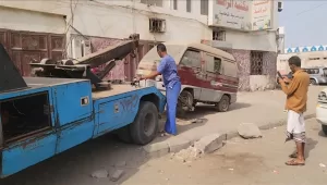 اخبار عدن – استكمال جهود إزالة السيارات القديمة من شوارع مديرية المنصورة في عدن