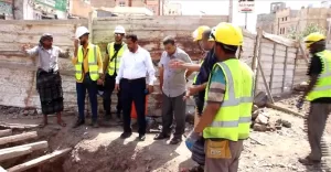 اخبار عدن – الزامكي يراقب تقدم مشروع تصريف مياه الأمطار في شارع العيدروس بصيرة