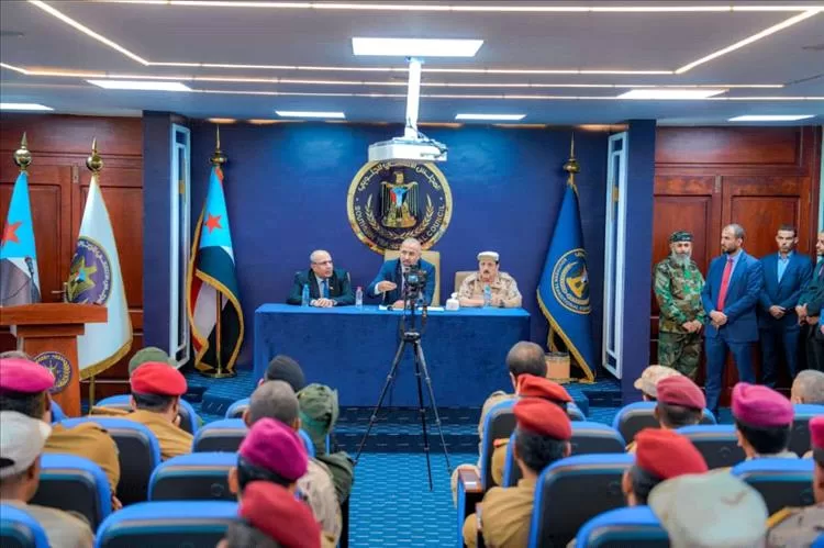 الزُبيدي يرأس اجتماعاً موسعاً بالقادة العسكريين والأمنيين الجنوبيين