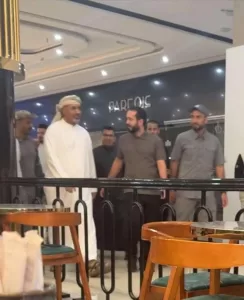 اخبار عدن – الزُبيدي يقوم بجولة في عدن مول بعد يوم من زيارة البركاني للمكان التجاري.