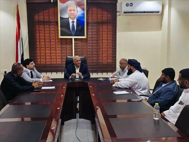 الشرجبي يناقش أوضاع المياه في مديرية حصوين وتداعيات إعصار “تيج”