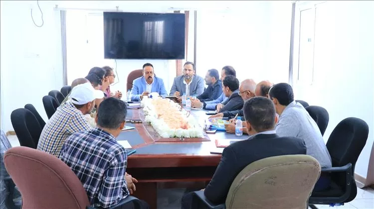 العقربي يترأس اجتماعاً موسعاً مع قيادة المؤسسة العامة للطرق والجسور ويؤكد دعم جهود تفعيل نشاطها