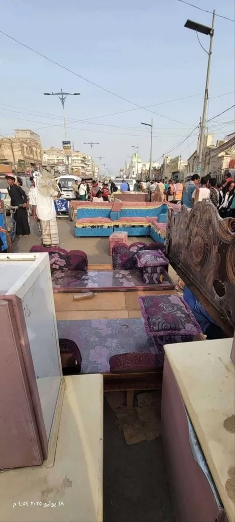 الفقر والجوع يدفعان بأهالي عدن إلى بيع أثاثهم المنزلي في سوق الحراج