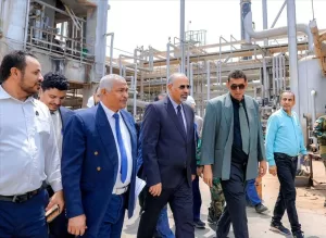 اخبار عدن – اللواء الزبيدي من مجلس القيادة يقوم بزيارة لمتابعة تقدم إعادة تشغيل المصافي