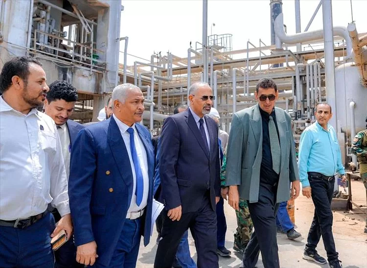 عضو مجلس القيادة اللواء الزُبيدي يتفقد سير الأعمال الجارية لإعادة تشغيل مصافي عدن