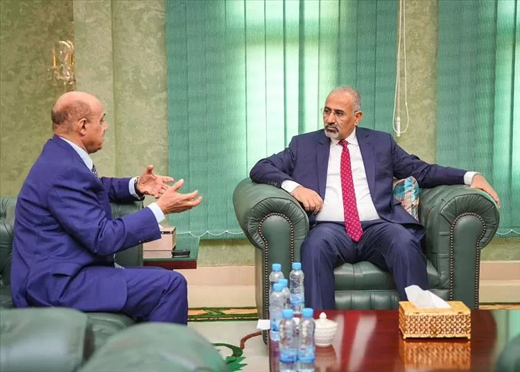 عضو مجلس القيادة اللواء الزُبيدي يطّلع على إجراءات البنك المركزي لضبط القطاع المالي والمصرفي