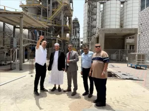 اخبار عدن – المدير السنة للهيئة السنةة للمواصفات والمقاييس يقوم بزيارة مصنع أسمنت دار اليمن في البَلَد.