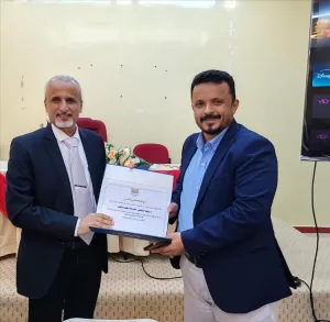 اخبار عدن – الوكيل الشبحي يكرم الدكتور وحيد الباخشي مدير المختبر المركزي تقديراً لجهوده المبذولة