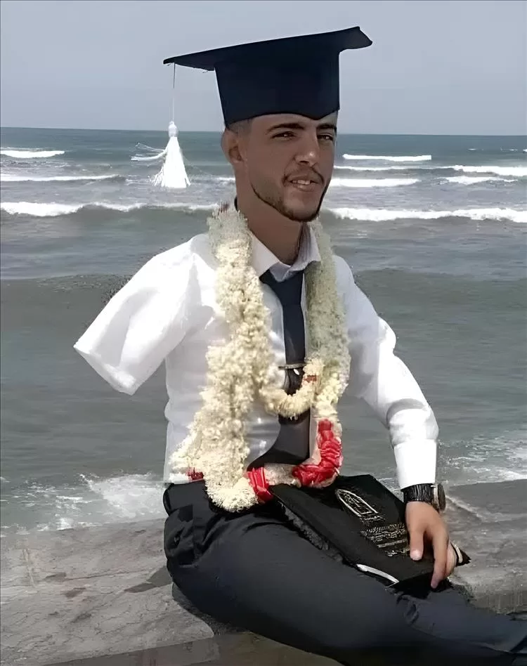 هزم الإعاقة وتوّج بالإصرار"... عبدالرحيم اليافعي يتخرج من صيدلة عدن ويحمل راية الأمل لكل شباب المدينة