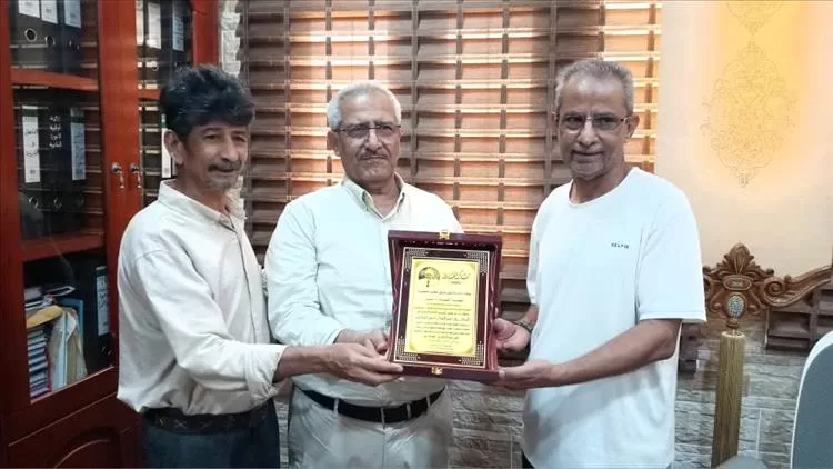 فريق مكتب الصحة بعدن يكرم المدير العام التنفيذي للهيئة العليا للأدوية الدكتور عبدالقادر الباكري