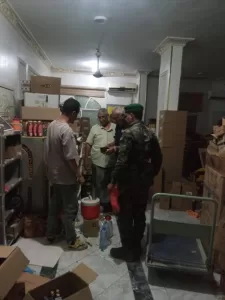 اخبار عدن – جولة ليلية لمكتب الصناعة والتجارة تضبط مخزنًا لسلع تجميل منتهية الصلاحية