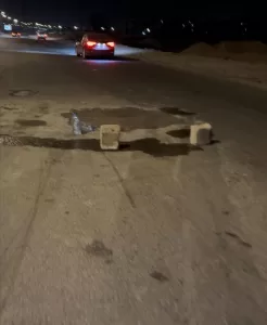 اخبار عدن – شباب عدن يفتحون آفاق الأمل بجهودهم الذاتية: مشروع لسد الحفر وتطوير الطرقات