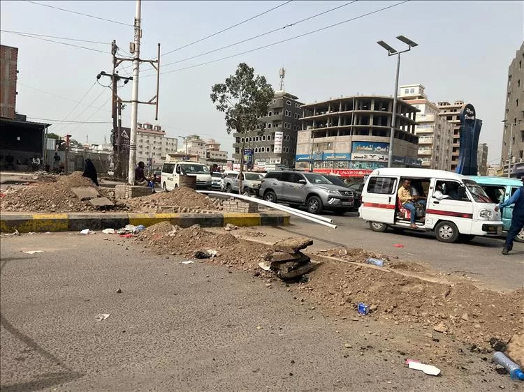 شوارع عدن.. شهر سفلته والشهر الآخر تكسير: من المسؤول عن فوضى تدمير الطرق؟