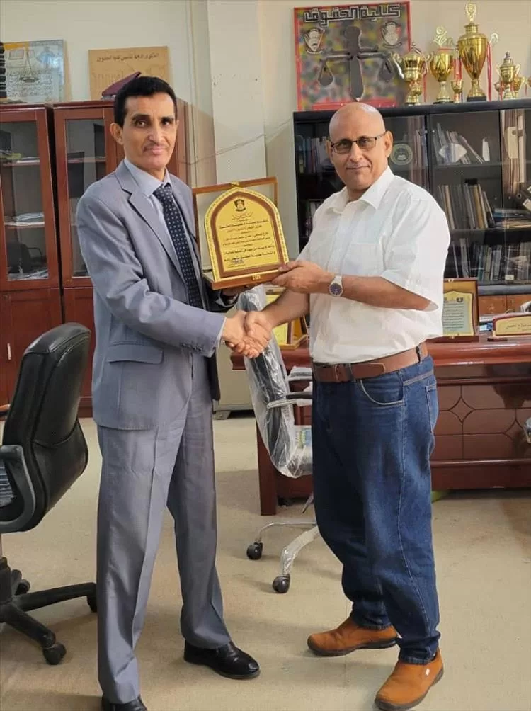 كلية الحقوق بجامعة عدن تكرم الزميل نضال فارع تقديراً لجهوده الإعلامية