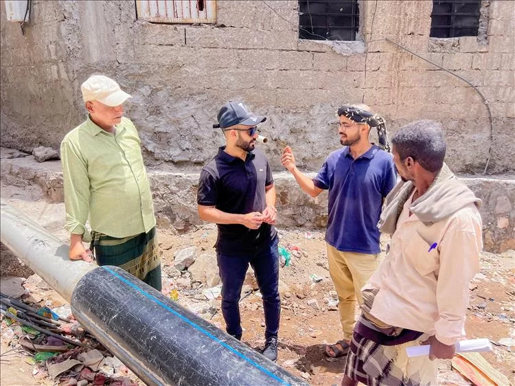 عدن.. مدير صيرة يوجه بإصلاح أنابيب الصرف الصحي في منطقة الخساف