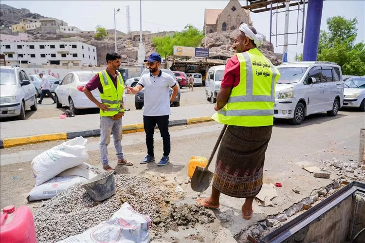 مدير عام صيرة يتفقد أعمال إصلاحات الاتصالات ويوجه بسرعة معالجة الحفريات بالمديرية