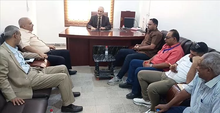 نائب وزير الصحة يناقش مع مدير عام الصحة بعدن أوضاع القطاع الصحي بالمحافظة