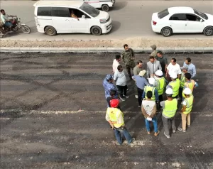 اخبار عدن – وزير الأشغال السنةة ورئيس صندوق صيانة الطرق يزوران مشروع تجديد خط الدوار