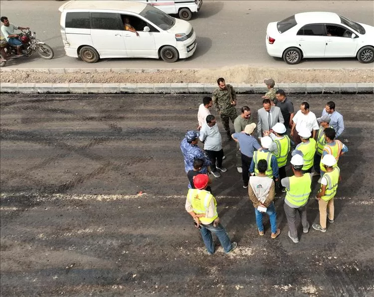 وزير الأشغال العامة ورئيس صندوق صيانة الطرق يتفقدان مشروع إعادة تأهيل خط دوار الملعب – جولة السيلة في عدن