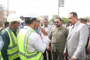 اخبار عدن – وزير الأشغال يقوم بزيارة ميدانية لمشروع إعادة تأهيل طريق دوار الملعب – جولة السيلة في عدن