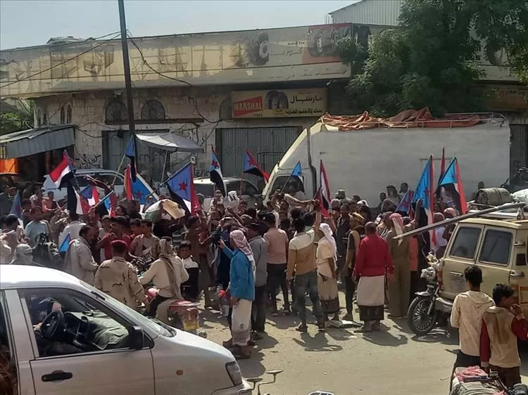 تظاهرات عارمة في الضالع تندد بتدهور الأوضاع المعيشية وانهيار العملة وتلوّح بالتصعيد