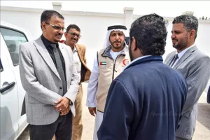 اخبار وردت الآن – الأمين السنة لمجلس حضرموت يوزع سيارات مساعدة للجهات الخدمية بالمحافظة