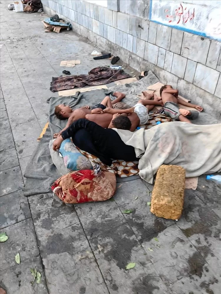 الحديدة: المواطنون يفترشون الشوارع هربًا من الحر مع استمرار غياب الكهرباء الحكومية