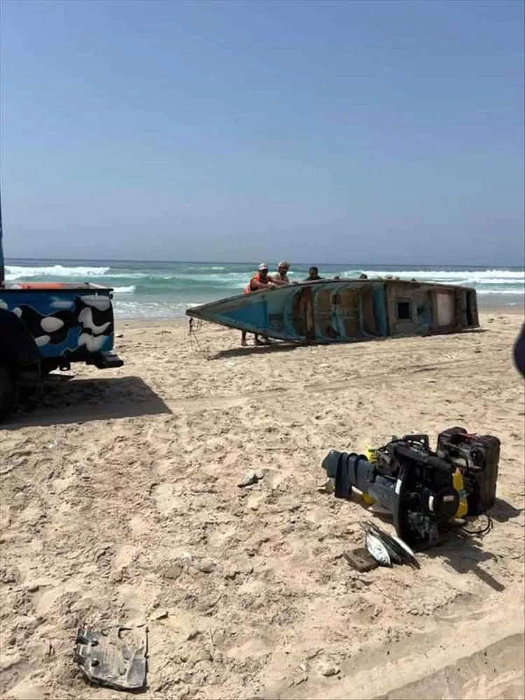 خفر السواحل بحضرموت ينقذ مواطنًا وقاربه بعد تعرضه للانقلاب قبالة ساحل المكلا