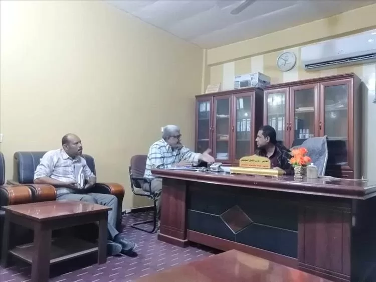 مدير عام خنفر "اليوسفي" يلتقي بمدير عام الأشغال العامة والطرق بمحافظة أبين