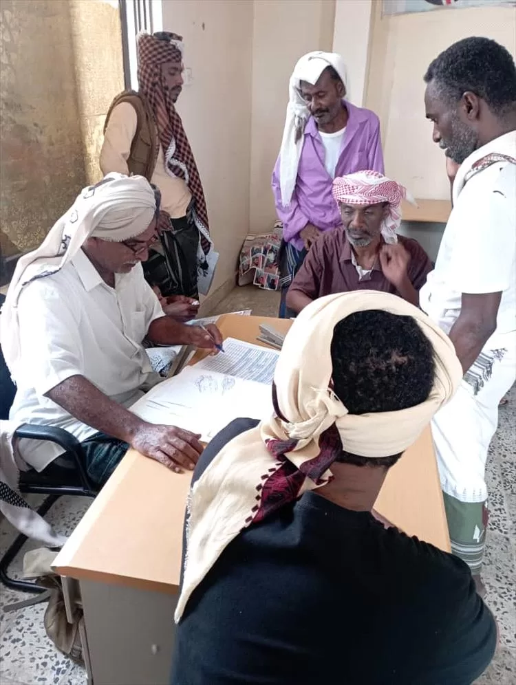 لليوم الرابع على التوالي.. انتقالي خنفر يواصل توزيع استمارات الشهداء