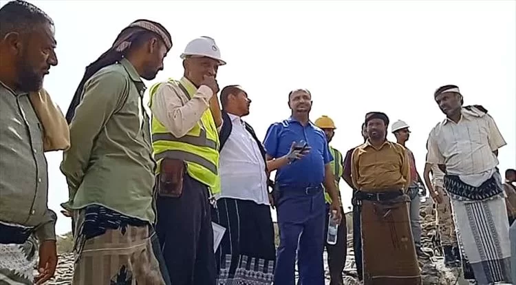 مأمور مديرية الضالع يطلع على سير العمل في مشروع الزقاق بمنطقة الضبيات