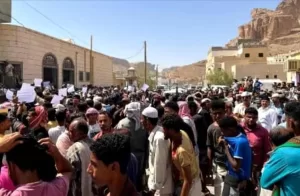 اخبار وردت الآن – مظاهرات في دوعن دعمًا لفرقة البندر المسرحية واحتجاجًا على تراجع الخدمات